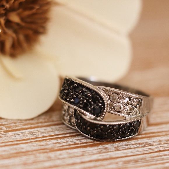 Jewelry - Sterling Silver Stoned Entwined Ring